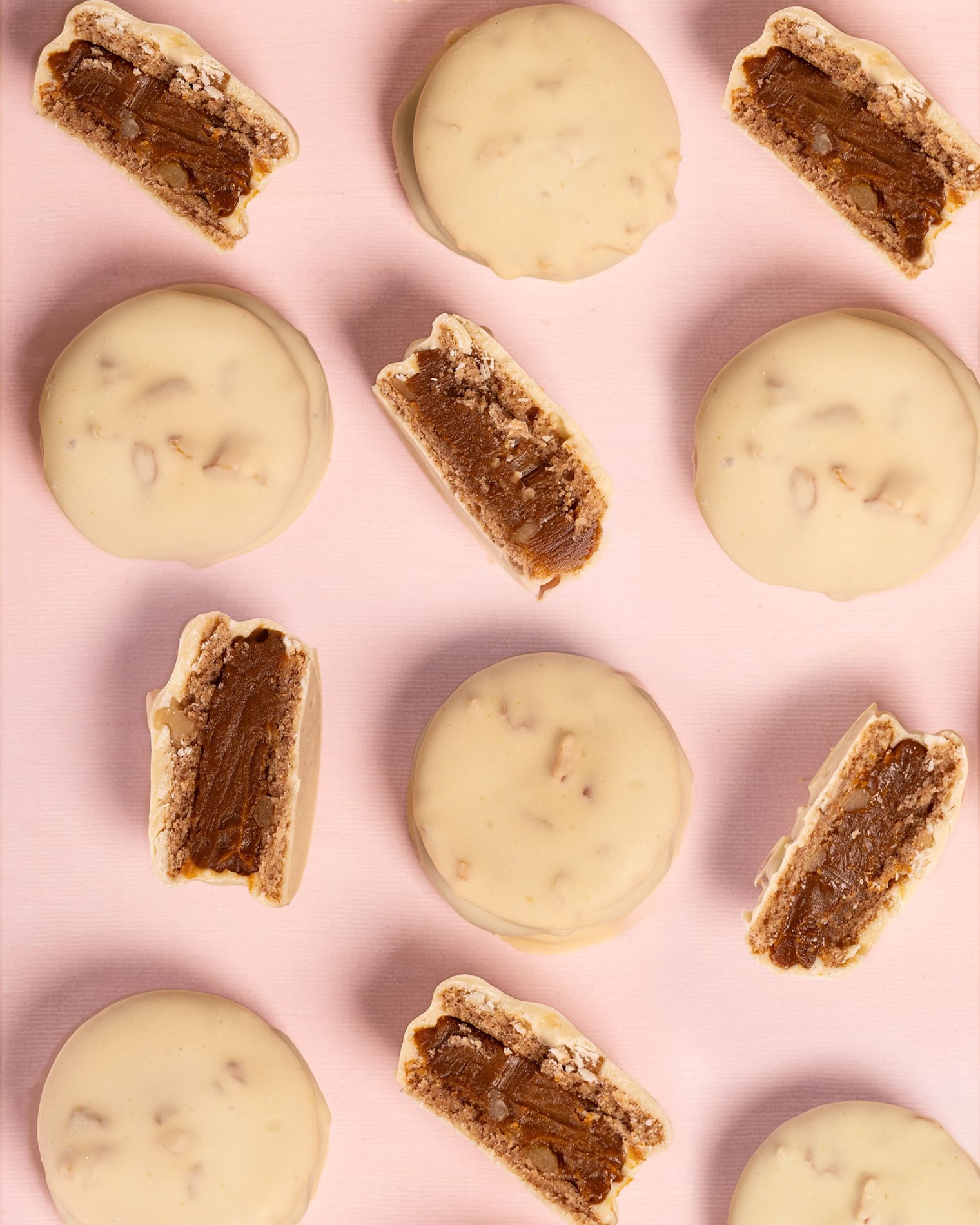 Caja 6 alfajores con harina de nuez y chocolate blanco. 